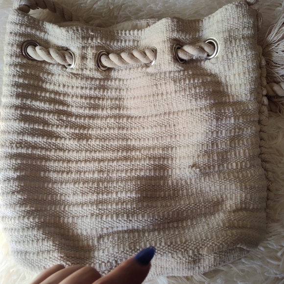 Woven drawstring bucket crossbody bag - Picture 4 of 9